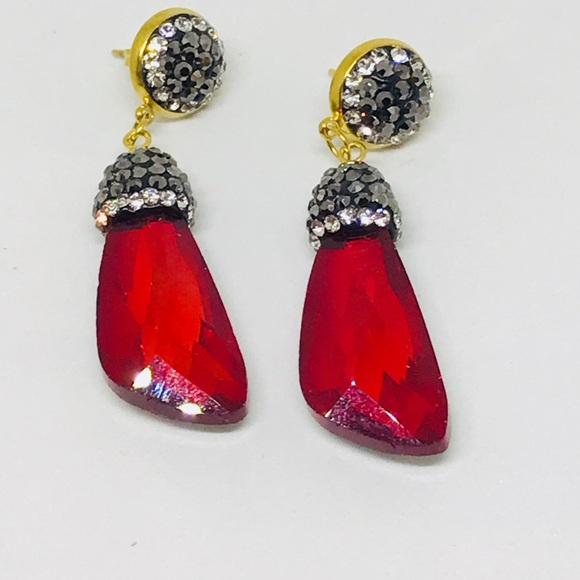 Jewelry - 🌹Beautiful red stone earrings🌹